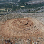arheologii greci au facut o descoperire unica veche de 4 000 de ani cladirea din piatra sub forma de labirint are 1 800 de mp 666d6ff378f8a