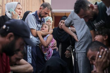 cel putin 22 de palestinieni ucisi intr un bombardament langa biroul crucii rosii din gaza intr o zona care fusese declarata sigura 6676592ac33b8