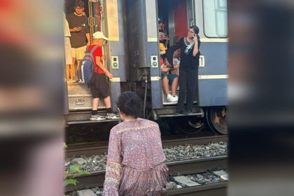 foto trenul bucuresti budapesta a ramas blocat in camp doua ore si jumatate au fost trimise ambulante din cauza caldurii 6673447fe789e
