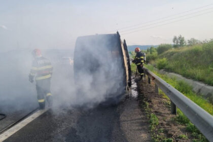 foto un microbuz in care se aflau 9 persoane a luat foc pe autostrada a1 6665e97375c92