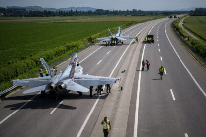galerie foto elvetia testeaza aterizari si decolari cu avioane f 18 pe autostrazi pentru situatia in care aerodromurile sale ar fi atacate 66604f4c9a8fc