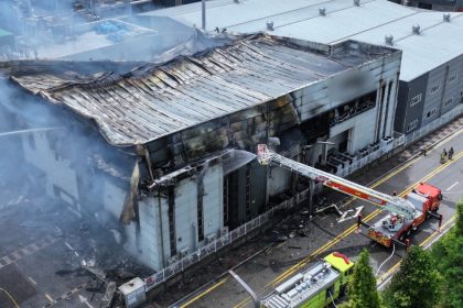galerie foto incendiu devastator la o fabrica din coreea de sud zeci de oameni au murit 667928b361685
