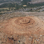 o descoperire unica o misterioasa cladire circulara din piatra incurca lucrarile de constructie pentru noul aeroport din creta 666b410531966