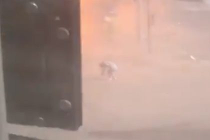 o femeie scapa ca prin minune dupa ce o racheta trasa de rusi loveste la doar cativa metri de ea imagini surprinse in harkov video 6677c21aa5c7d