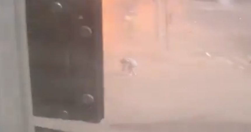 o femeie scapa ca prin minune dupa ce o racheta trasa de rusi loveste la doar cativa metri de ea imagini surprinse in harkov video 6677c21aa5c7d