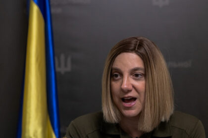 rusia a plasat pe lista cu criminali cautati o americanca transgender care a ajuns pe frontul din ucraina 6660d1611025b