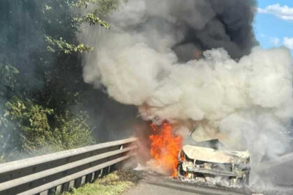 un autoturism a luat foc in mers pe autostrada bucuresti pitesti soferul si pasagerii au reusit sa iasa teferi din masina 665b5231dac72