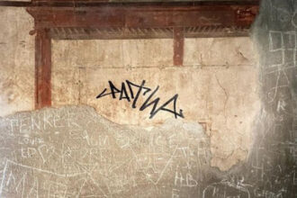 un turist olandez care a scris cu markerul pe zidul unei case antice din italia a fost arestat si va trebui sa plateasca restaurarea 665e0b16aa71a