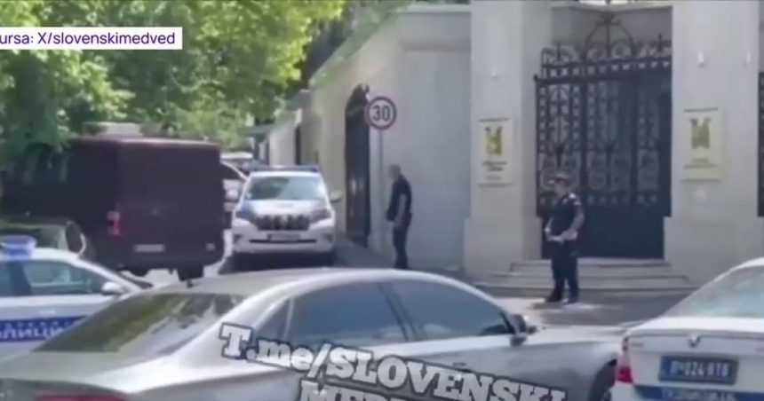 video atac in fata ambasadei israelului din belgrad un barbat a tras cu o arbaleta intr un politist 668003006c0f7