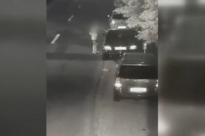 video cosmar intr un cartier de lux din bucuresti un barbat a vandalizat cu o piatra 16 masini in doar cateva ore 666d2c0d10dd7