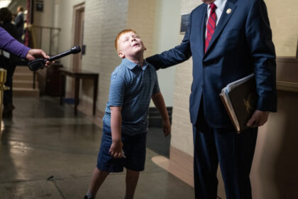 video fiul de 6 ani al unui congresman republican se stramba in timp ce tatal sau il apara pe trump 665f5101aceda