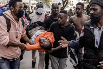 violente extreme si haos in kenya politistii au deschis focul impotriva protestatarilor care incercau sa ia cu asalt parlamentul 667ace92f0a75