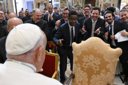 voi uniti oamenii pentru ca rasul este contagios mesajul papei francisc pentru actorii de comedie invitati la vatican 666c13f4cab5b