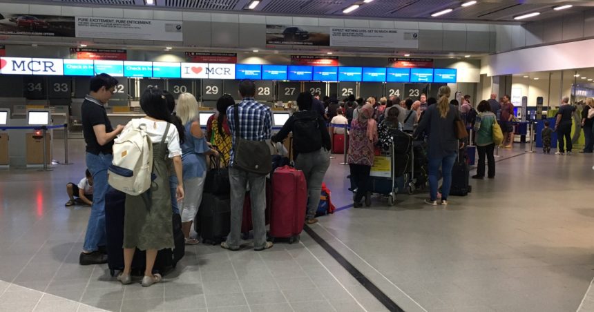 intarzieri si scandal pe aeroportul otopeni in plin sezon al vacantelor sute de pasageri au asteptat ore in sir 66831c5b043e1
