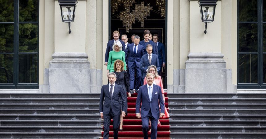 mark rutte nu mai este premierul olandei noul guvern e condus de fostul sef al spionajului si are 7 ministri din partidele populiste 66841725412a4