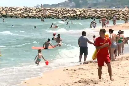 o femeie a muscat un copil pe o plaja din navodari pentru ca a stropit o cu apa in timp ce isi facea poze 66839aeb6d9a2