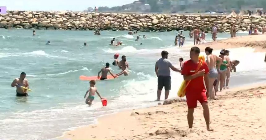 o femeie a muscat un copil pe o plaja din navodari pentru ca a stropit o cu apa in timp ce isi facea poze 66839aeb6d9a2