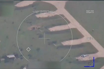 video imagini din drona cu momentul in care rusii lovesc mai multe avioane de lupta su 27 la o baza aeriana ucraineana 6683ffb357ebe